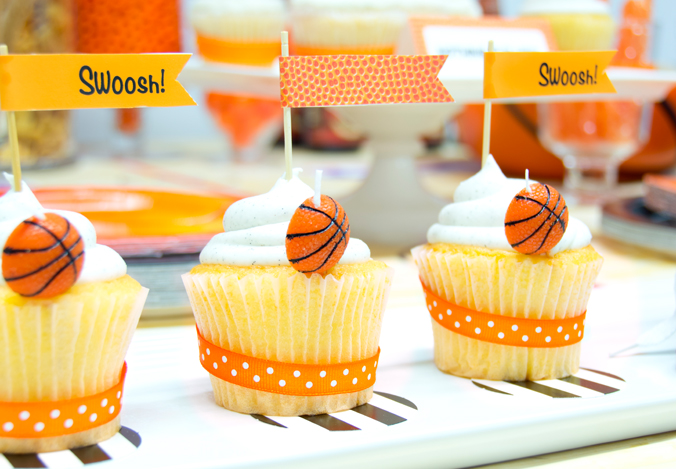 deco-anniversaire-enfant-thematique-basketball-cupcakes