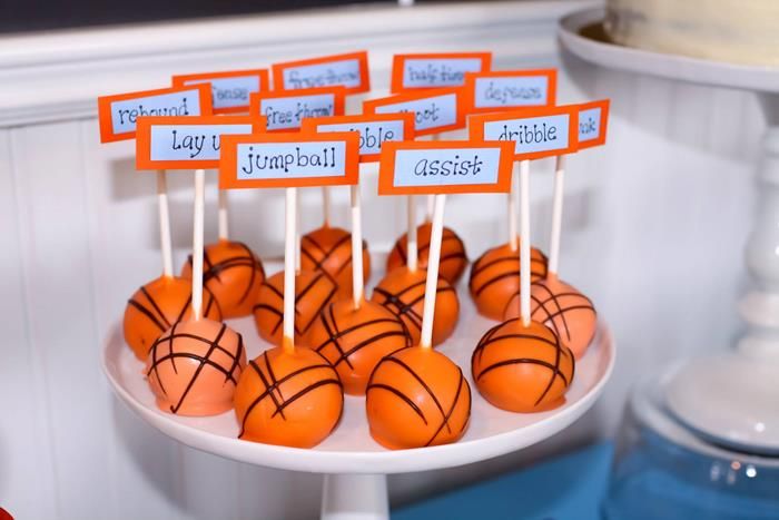 deco-anniversaire-enfant-thematique-basketball-sucreries-bonbons-balles