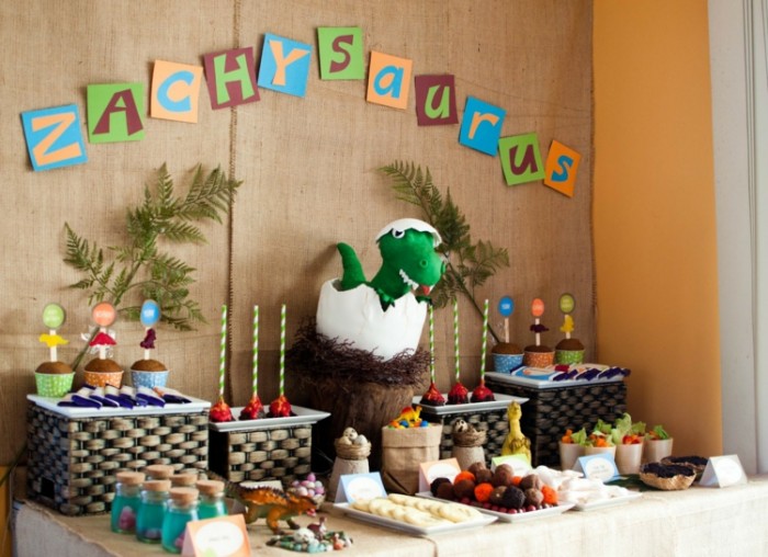 deco-anniversaire-enfant-thematique-dinosaure-lettres-cupcakes-bonbons