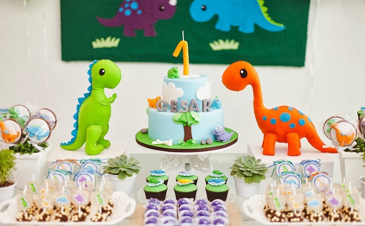 deco-anniversaire-enfant-thematique-dinosaures-gateau-cupcakes