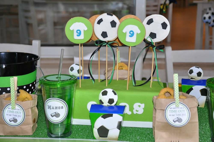 deco-anniversaire-enfant-thematique-football-biscuits-boissons-gateau