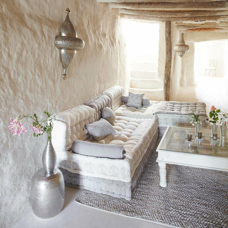 deco-campagne-chic-murs-blancs-canapé-table-bois-vases-plafond