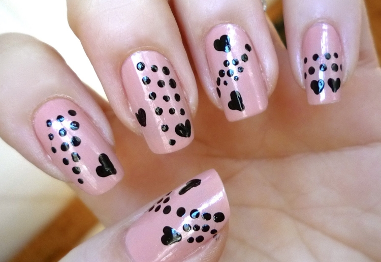 deco-ongles-ete-base-rose-coeurs-pois