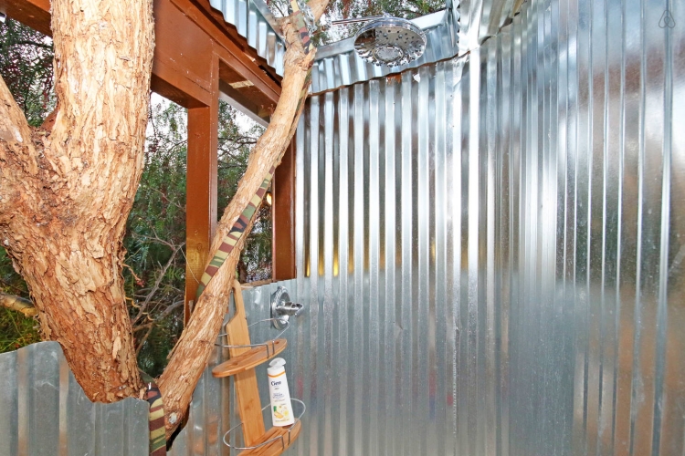 douche extérieure bois-metal-combinaison-arbre