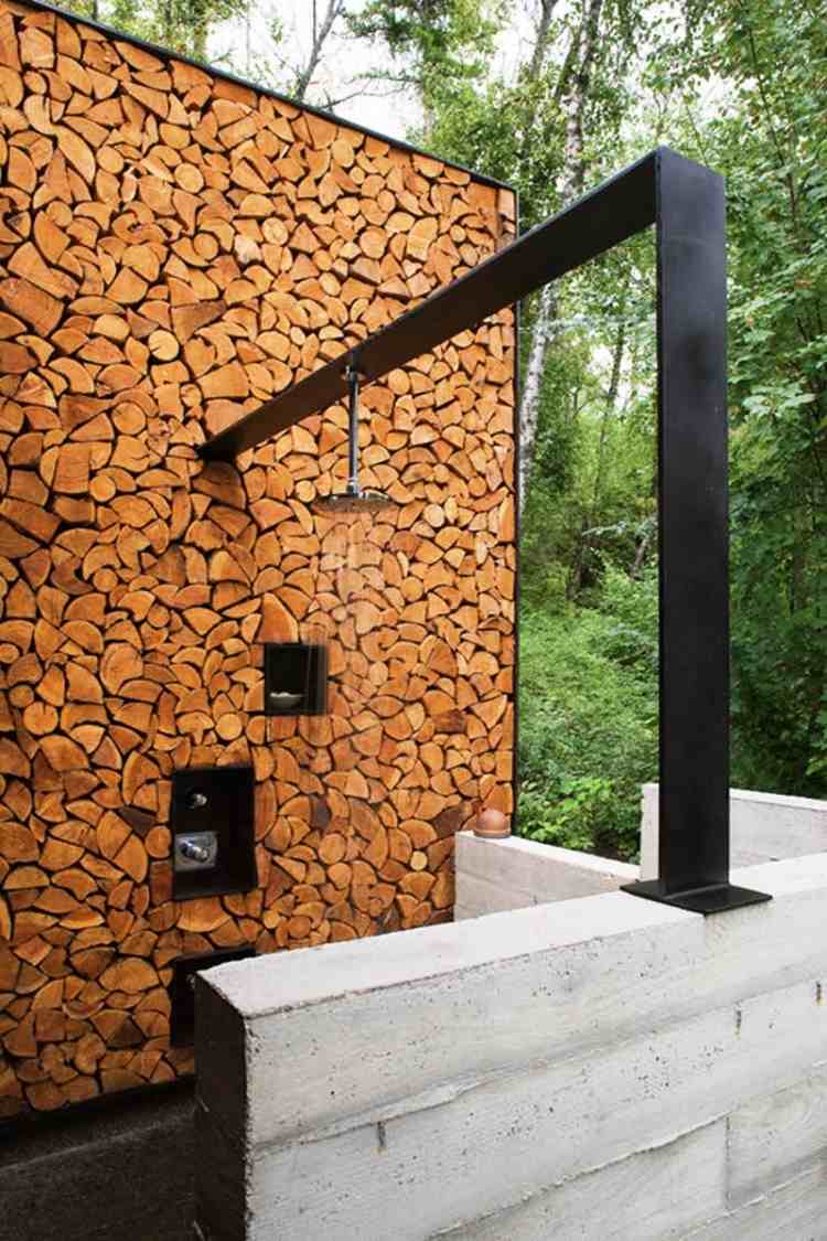 douche-extérieure-revetement-imitation-bois-idee-originale