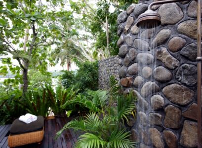 douche-extérieure-revetement-mural-pierre-galets-palmiers