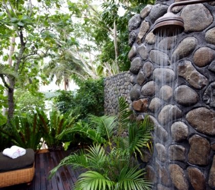 douche-extérieure-revetement-mural-pierre-galets-palmiers