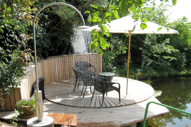 douche extérieure terrasse-bois-forme-ronde-parasol