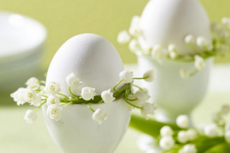 déco-douce-Pâques-2015-oeufs-blancs-muguet
