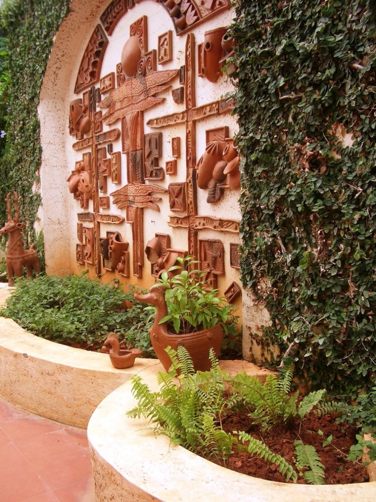 déco-jardin-mur-sculpture-contemporaine-terre-cuite-lierre