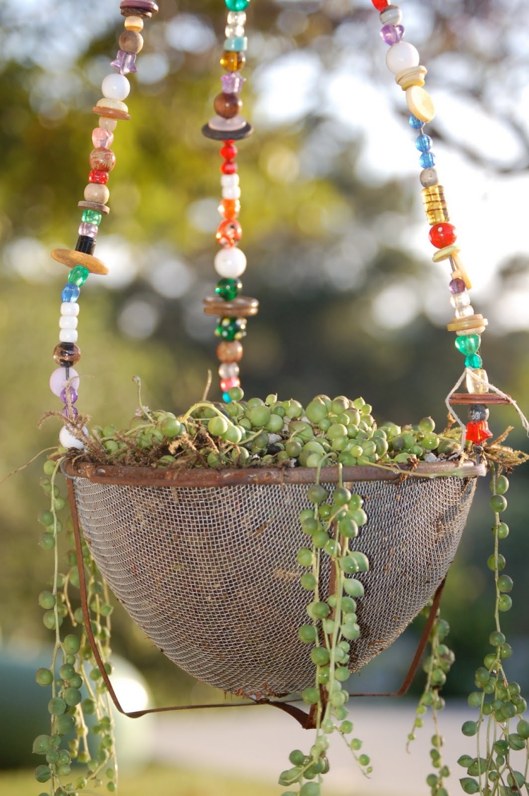 déco-jardin-pot-suspendu-passoire-décoré-perles-rocaille