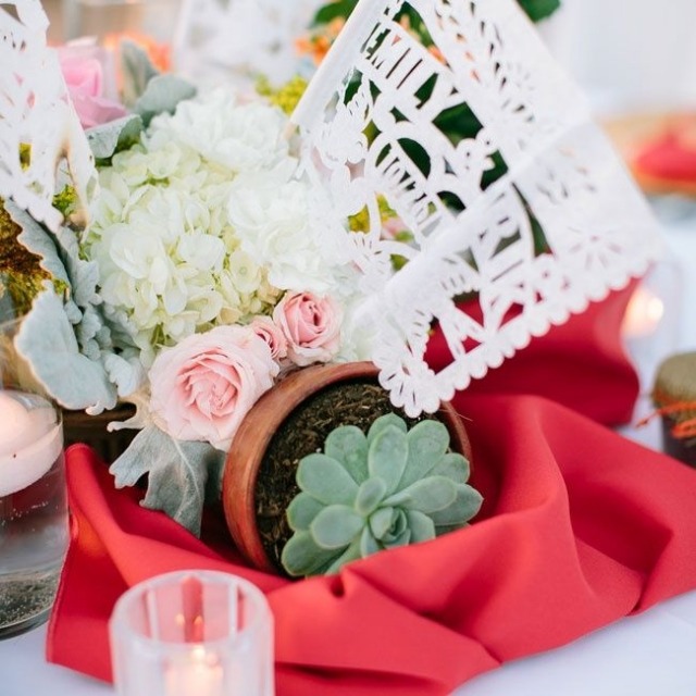 déco-mariage-originale-centre-table-plante-succulente-roses-hortensias