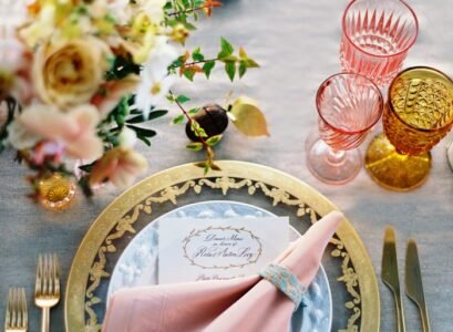 déco-mariage-pliage-serviette-deco-fleurs-marque-place