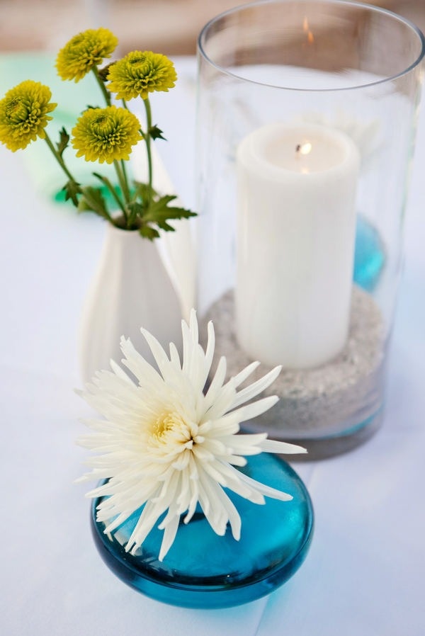 déco-mariage-table-sobre-élégante-chrysanthème-blanc-bougie