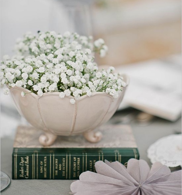 déco-mariage-vintage-composition-florale-gypsophile-ancien-livre