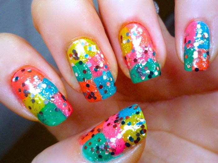 déco-ongles-printemps-paillettes-multicolores