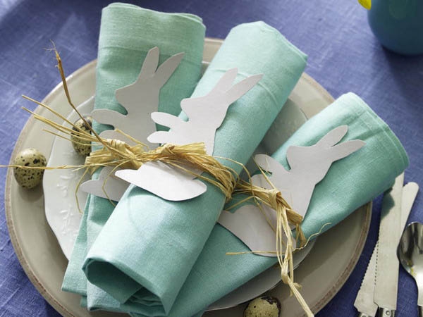 déco-table-Pâques-serviettes-vert-pâle-lapins-carton