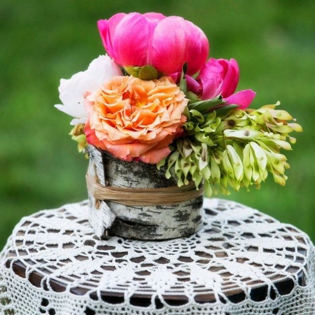 déco-table-mariage-champêtre-originale-vase-écorce-bouleau