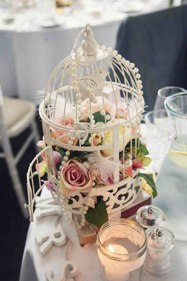 déco-table-mariage-originale-cage-oiseaux-fleurs-plumes-perles