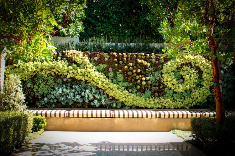 décoration-jardin-art-contemporaine-mur-végétalisé-spirale