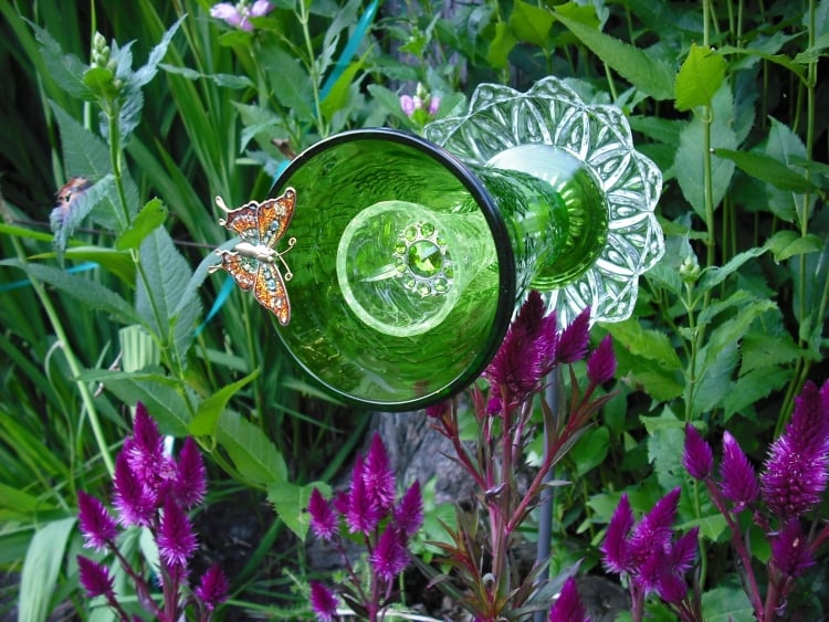 décoration-jardin-objets-récupération-verres-bijoux
