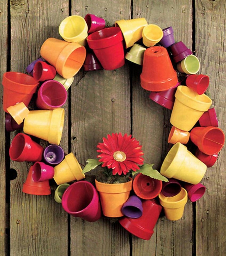 décoration-maison-printemps-couronne-pots-multicolores