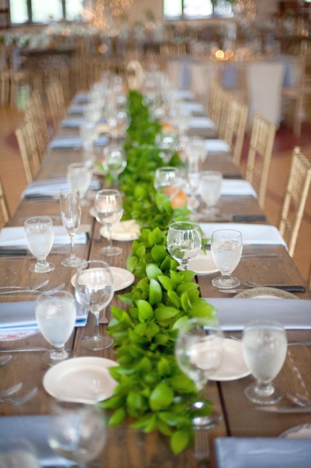 décoration-mariage-champêtre-rustique-chemin-table-verdure