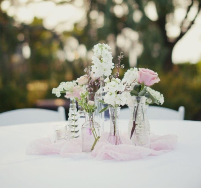 décoration de mariage originale-table-vases-verrerie