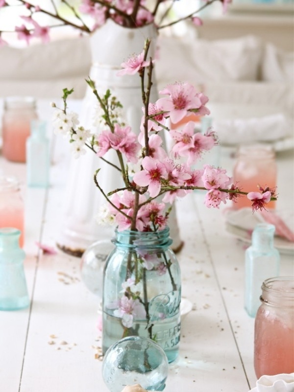 décoration-mariage-table-branches-cerisier-fleuri-pots-verre