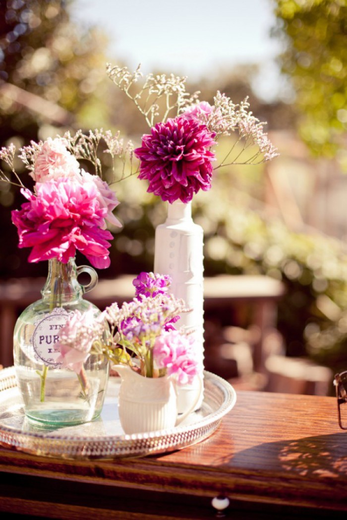 décoration de mariage table-fleurs-fuchsia-vases-dépareillés