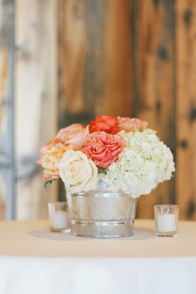 décoration-mariage-table-idée-fleurs-seau-métallique