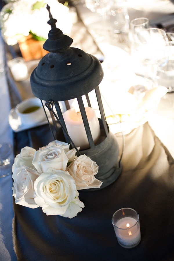 décoration-mariage-vintage-roses-blanches-lanterne-ancienne