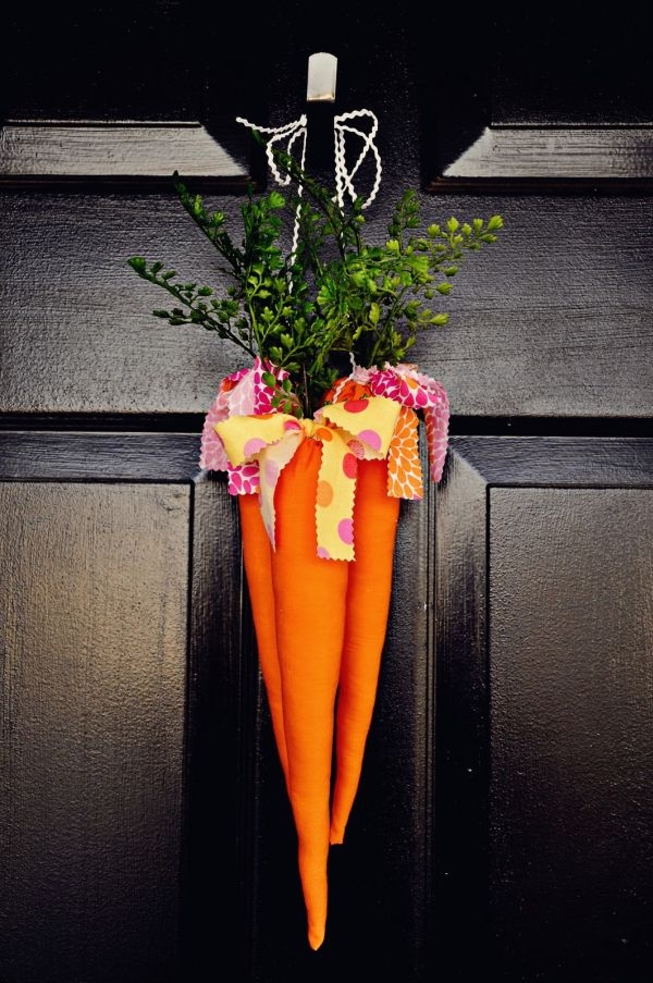 décoration-porte-entrée-originale-carottes-tissu-Pâques-2015