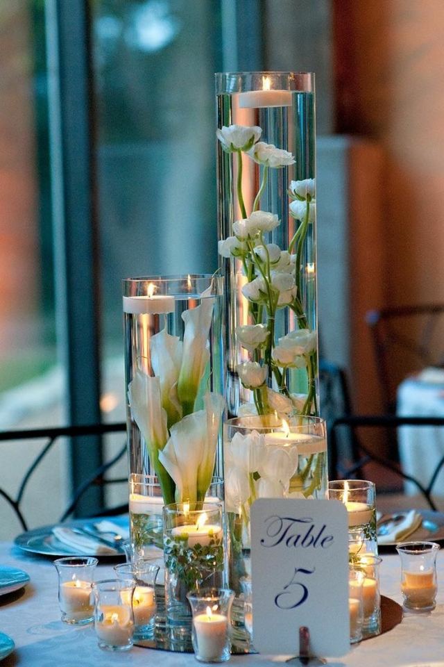 décoration-table-mariage-originale-hauteur-vases-fleurs-blanches