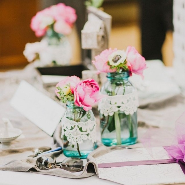 décoration-table-mariage-shabby-chic-pots-verre-dentelle-roses