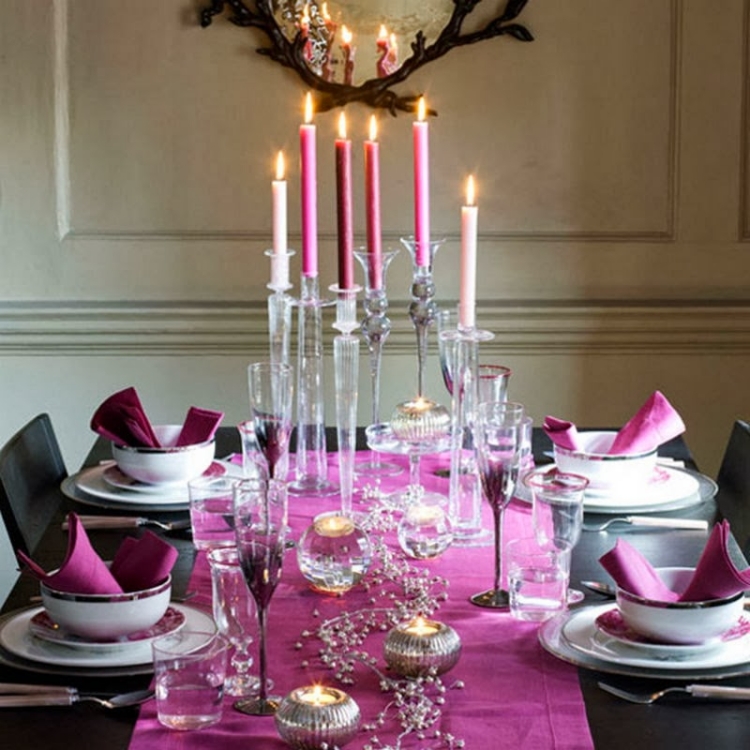 décorer-table-chemin-table-serviettes-bougies-assortis