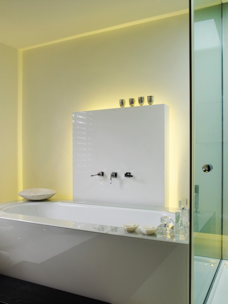 eclairage-indirect-salle-bains-lumière-chaude-panneau-robinetterie