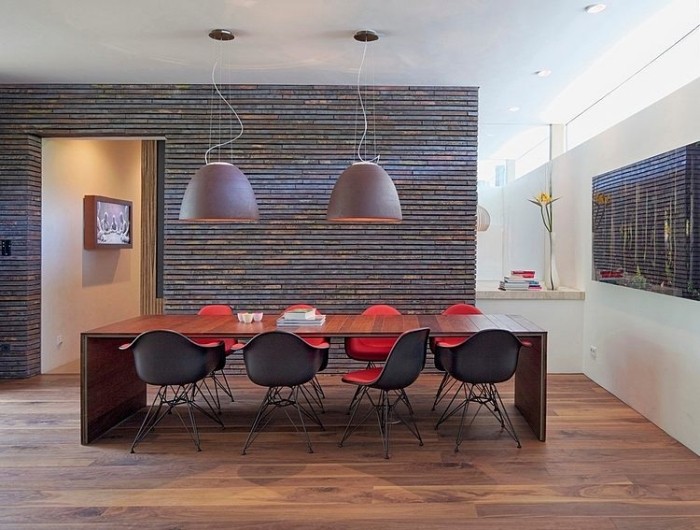 ensemble-salle-manger-table-bois-chaises-vintage-noir-rouge