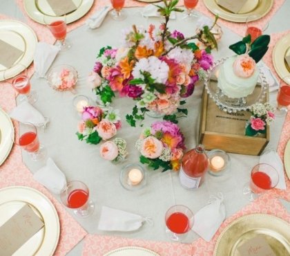 enterrement-vie-jaune-fille-déco-table-fleurs-serviettes