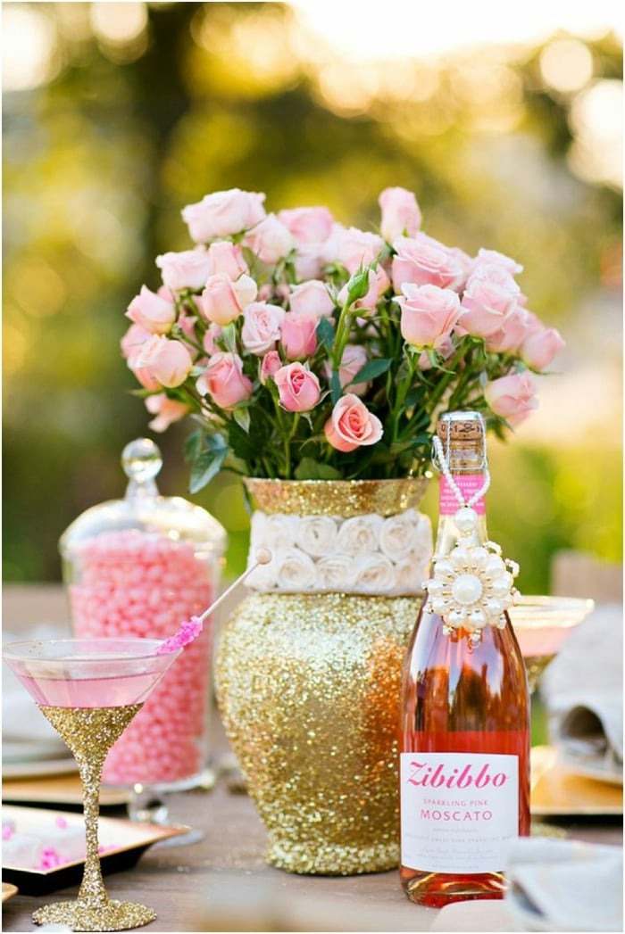 enterrement-vie-jeune-fille-vase-paillettes-roses-champagne