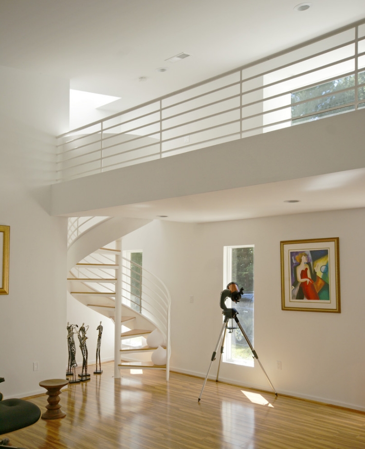 escalier-helicoidal-blanc-marches-bois-salon-spacieux