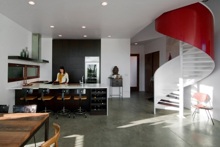 escalier-helicoidal-blanc-rouge-salle-séjour escalier hélicoïdal