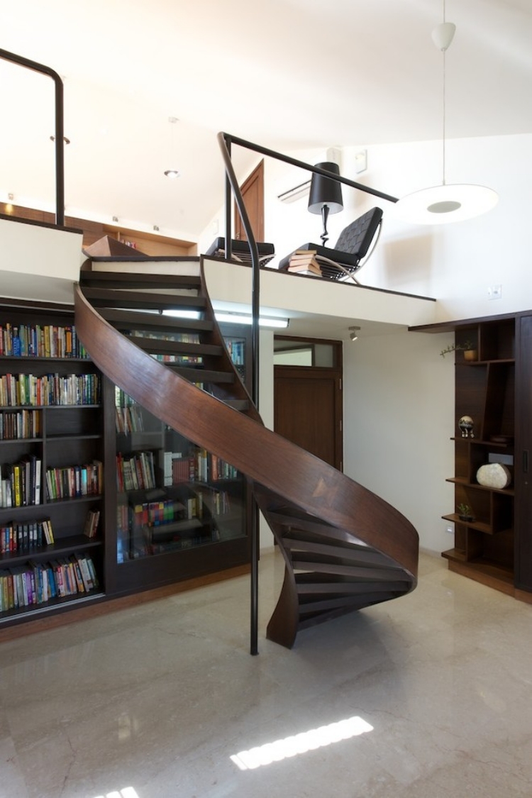 escalier-helicoidal-bois-design-original-bibliothèque