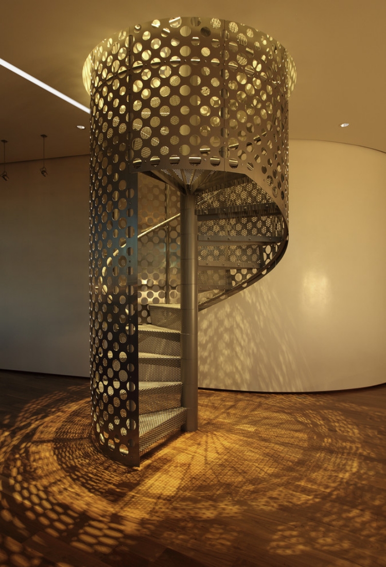 escalier-helicoidal-panneaux-métalliques-perforés escalier hélicoïdal