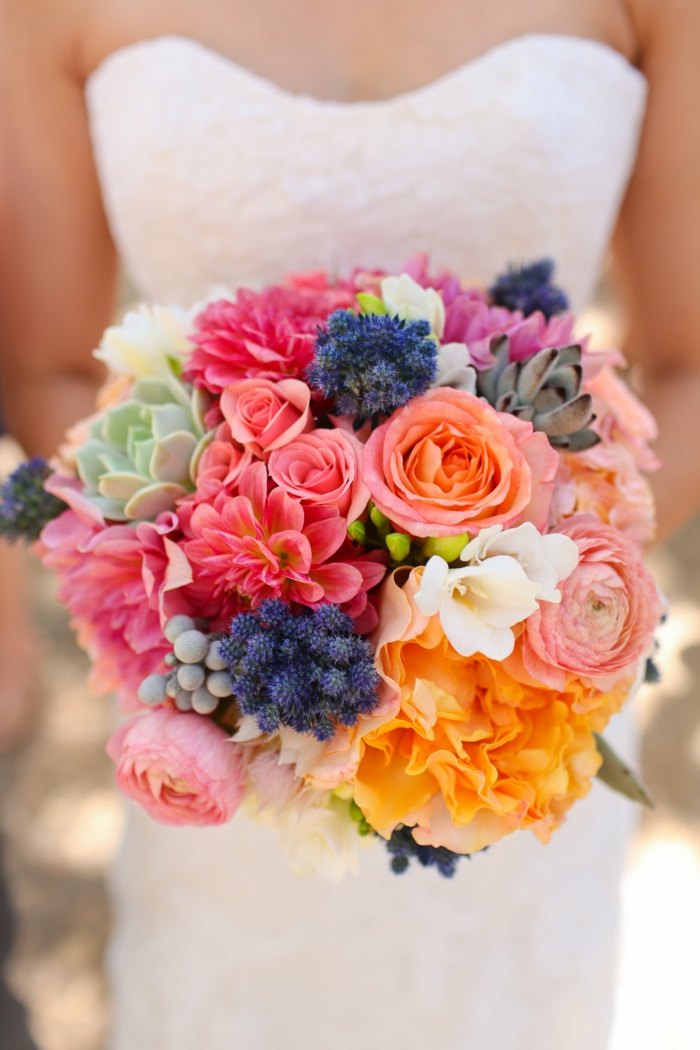 fleurs-mariage-bcouleurs-différentes-bouquet-mariée