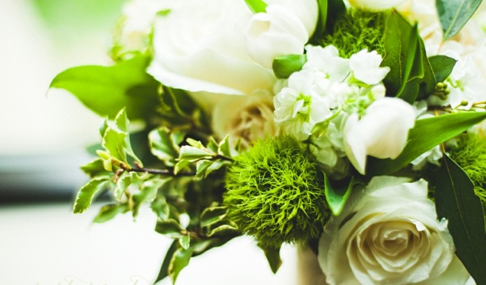 fleurs-mariage-blanches-verdure-bouquet-mariée