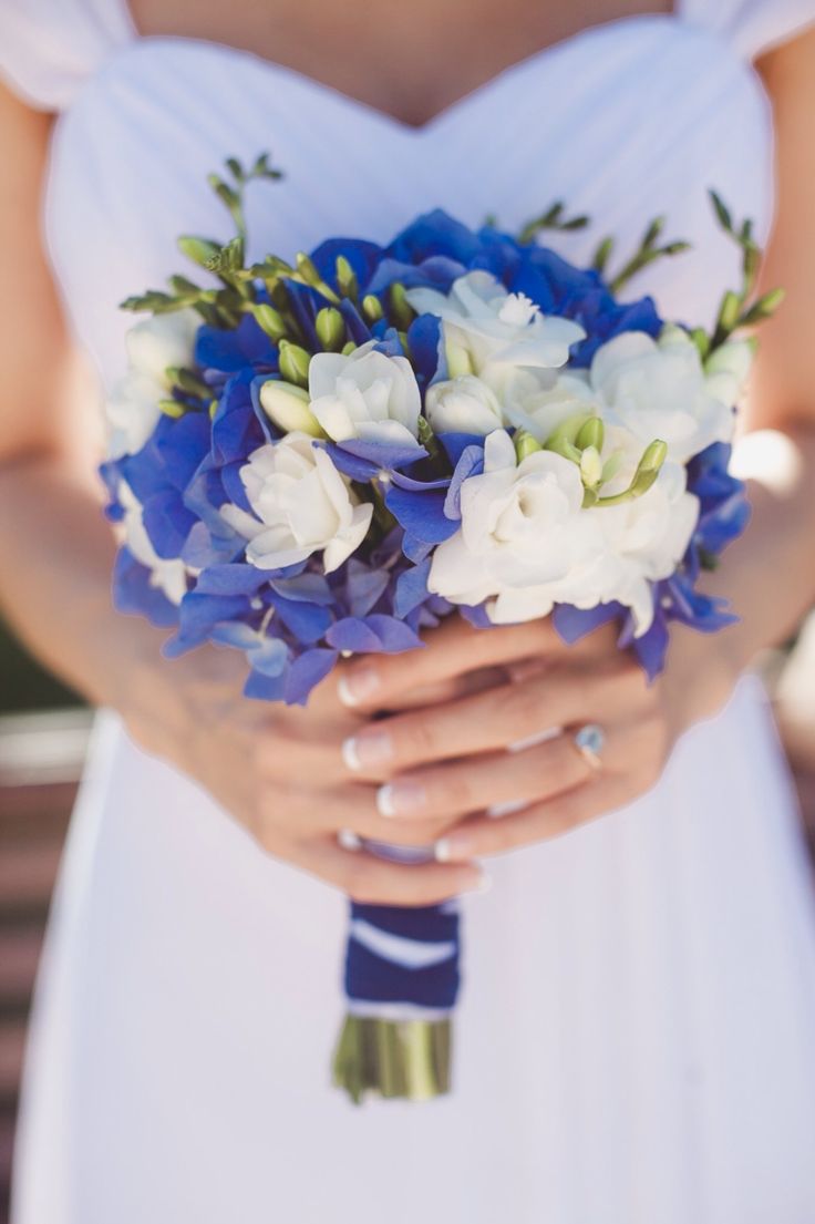 fleurs mariage -bouquet-mariage-freesias-blancs-bleus