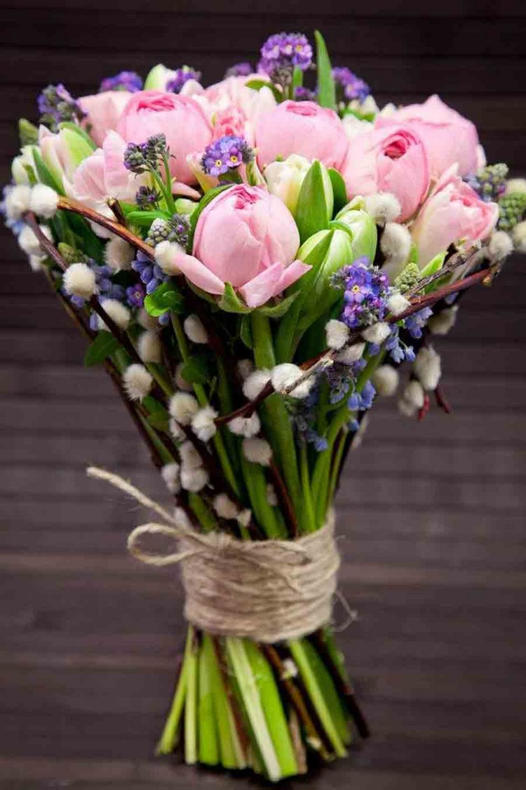 fleurs mariage -bouquet-mariage-tulipes-rose-pale-branches-branches-saule-chat