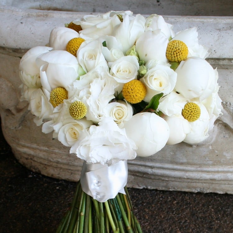fleurs mariage -bouquet-mariee-pivoines-blanches-roses-boules-billy