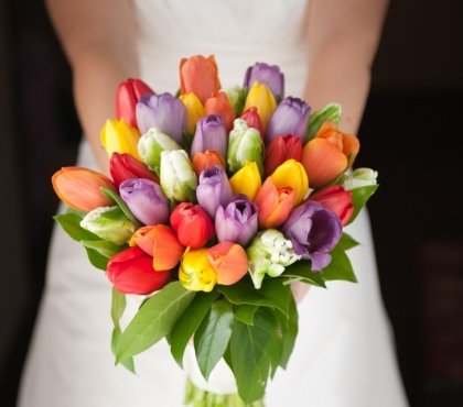 fleurs mariage idée bouquet mariée-tulipes-multicolores